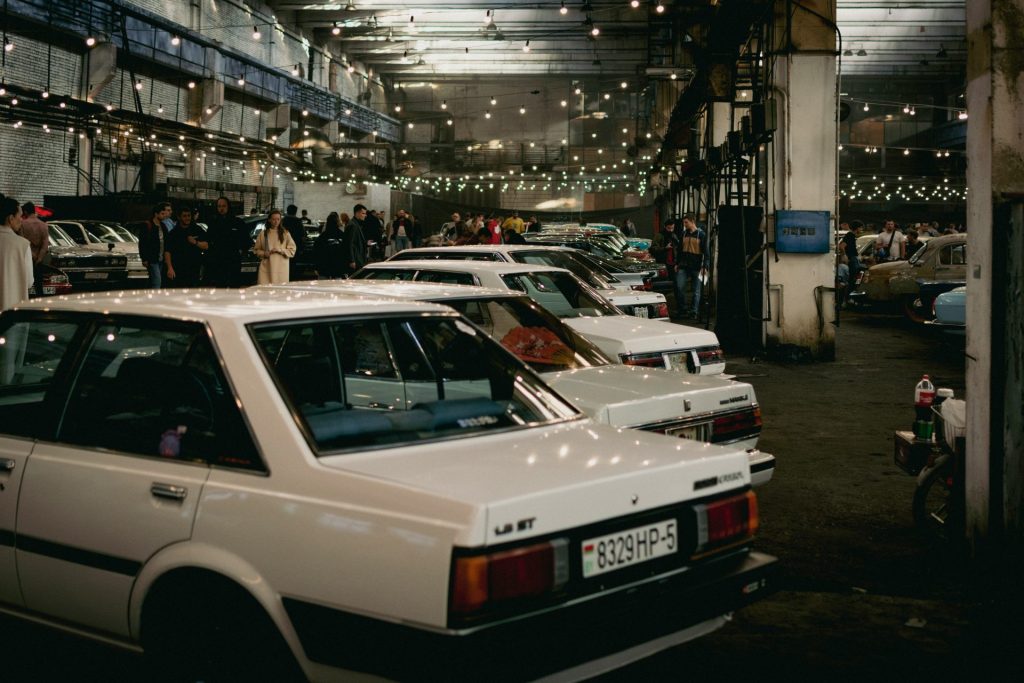 Graustufenfoto eines Oldtimers